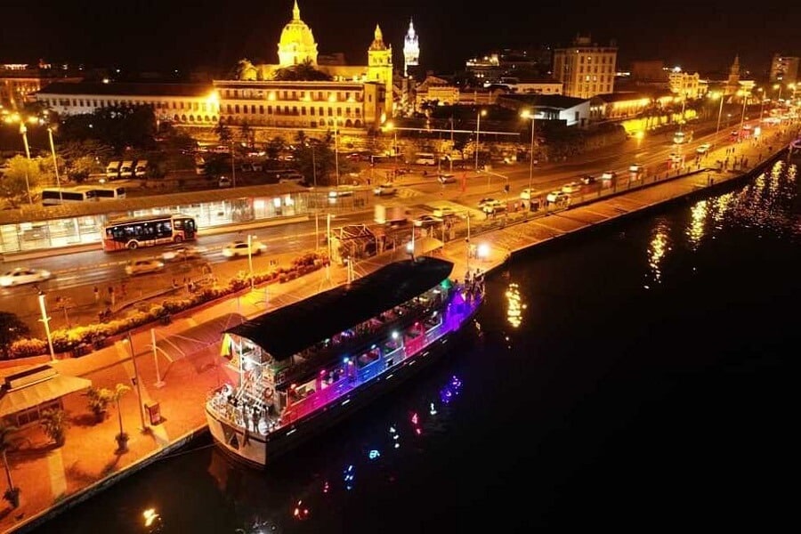 Fiesta familiar "Noche Blanca" por la bahía de Cartagena